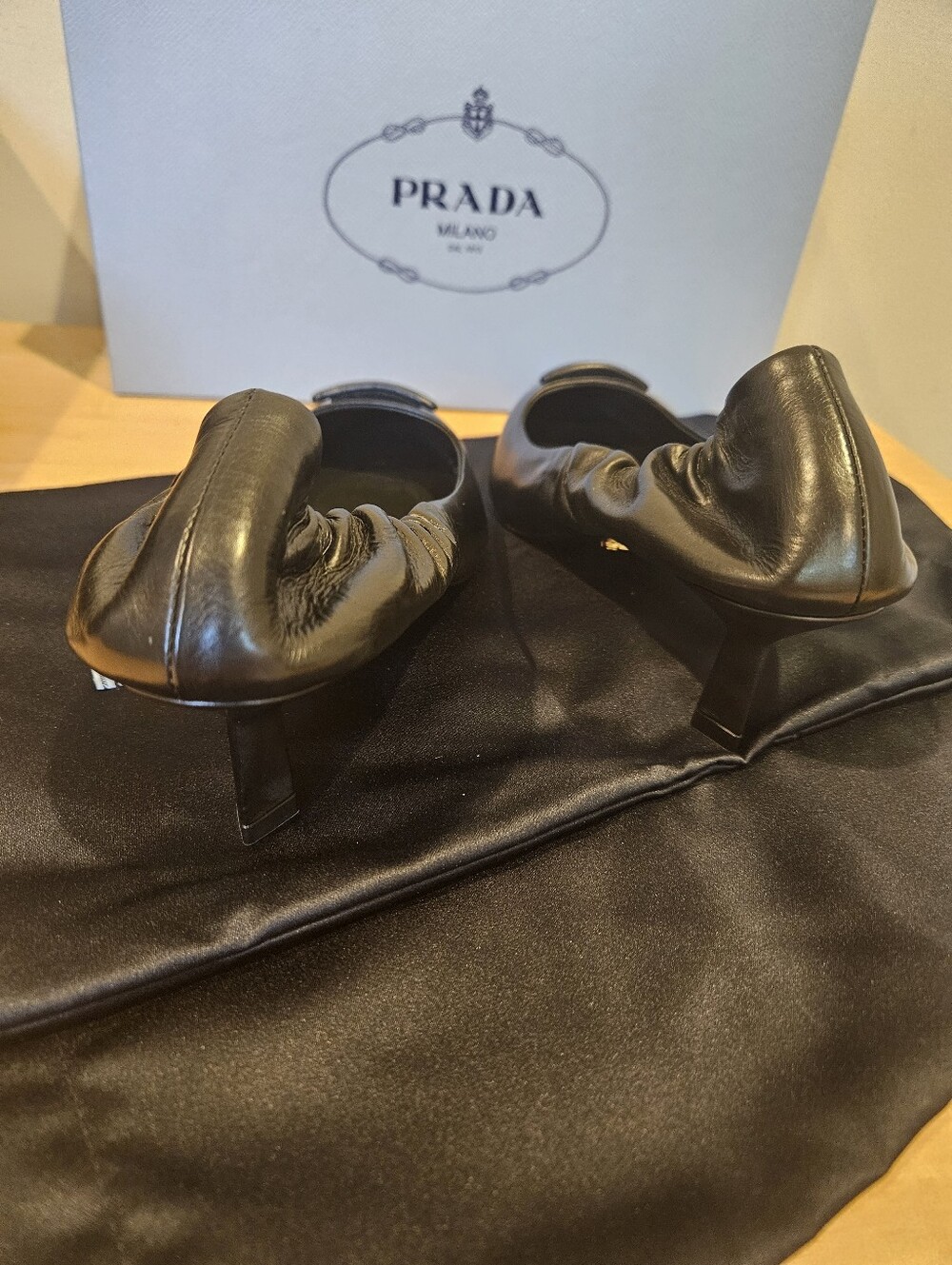 Authentic! PRADA Black Leather Triangle Logo Pointed-Toe Kitten Heel Pumps Sz 37 - Picture 9 of 9